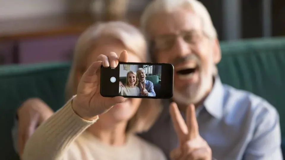 Как выбрать телефон для пожилого человека: 6 самых важных нюансов